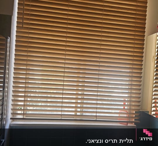 תריסים מעץ בחדר אמבטיה